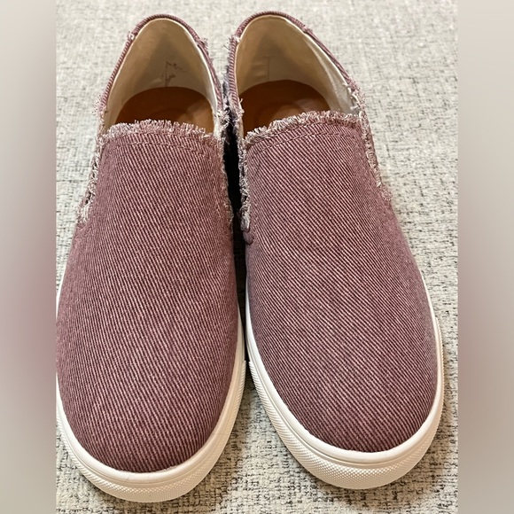 Lucky Brand Women’s Slip-On Sneakers. Size 8. NWOT - Picture 4 of 10